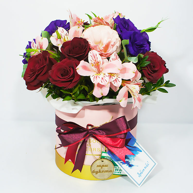 Альстромерии и розы в коробке (вид сбоку)