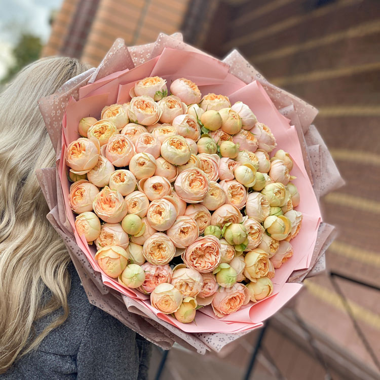 25 пионовидных роз