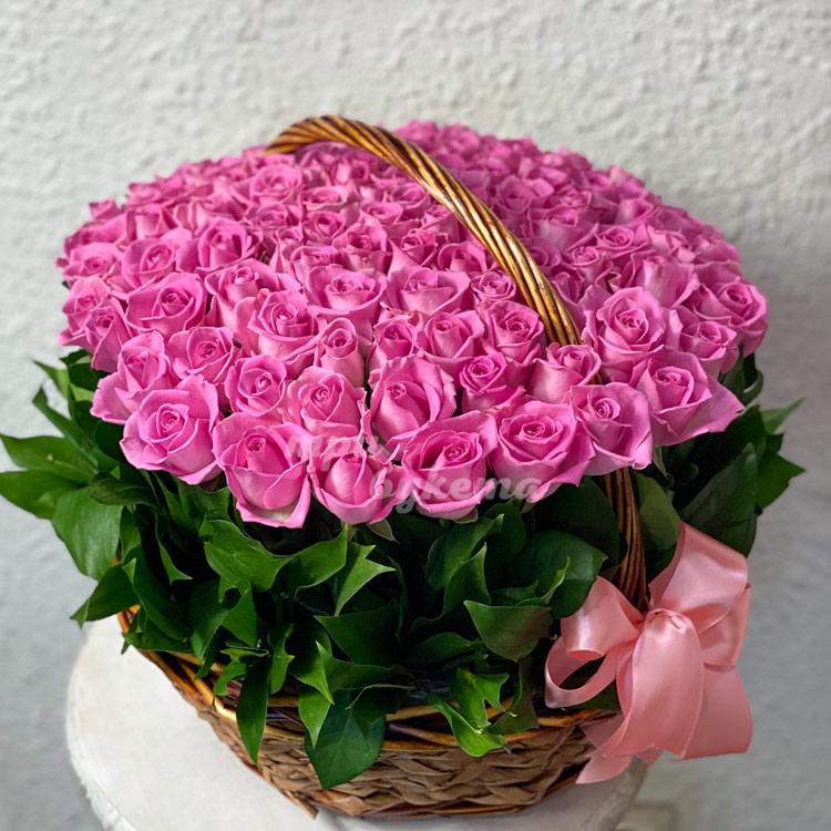101 розовая роза в корзине (вид сбоку)