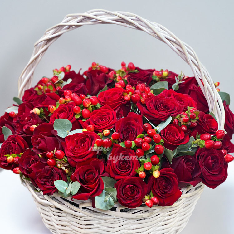 Корзина роз с гиперикумом (крупный план)