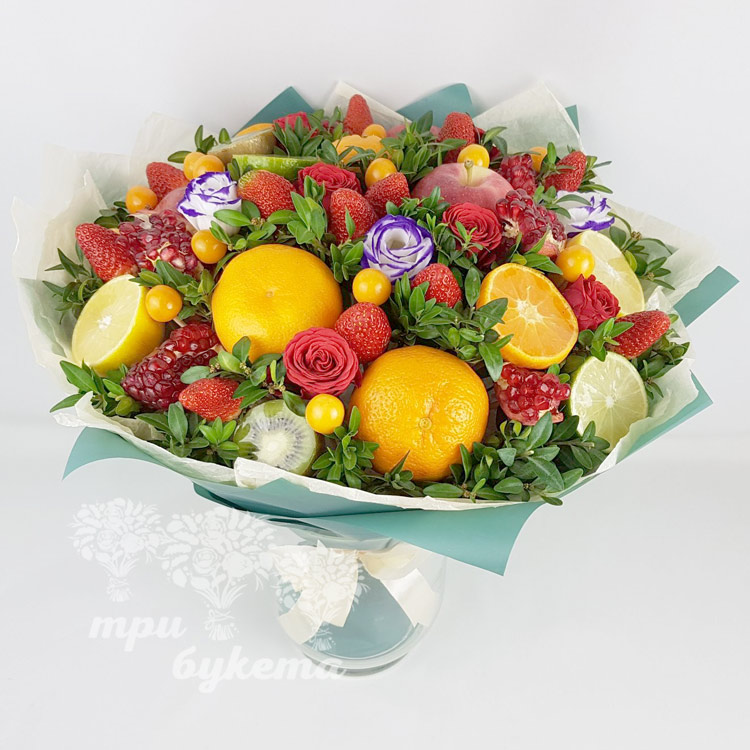 Фруктовый букет с цветами (вид сверху)