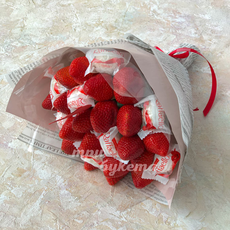 Букет из клубники и «Raffaello» (доп. фото)