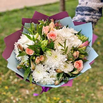 Букет из кустовых роз и хризантем
