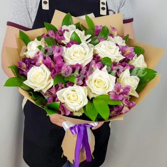 Букет из белых роз и альстромерий