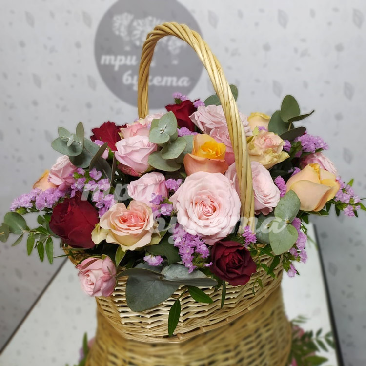 корзину пионовидных роз и статицы