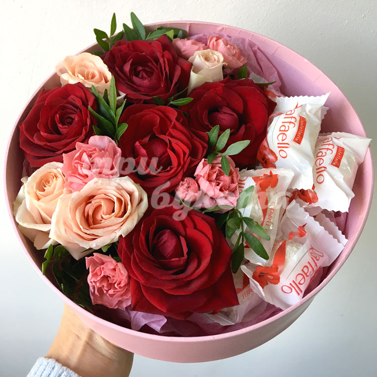 Красные розы и Raffaello в коробке