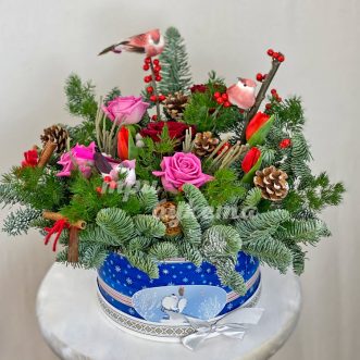 Праздничная композиция из роз и хвои