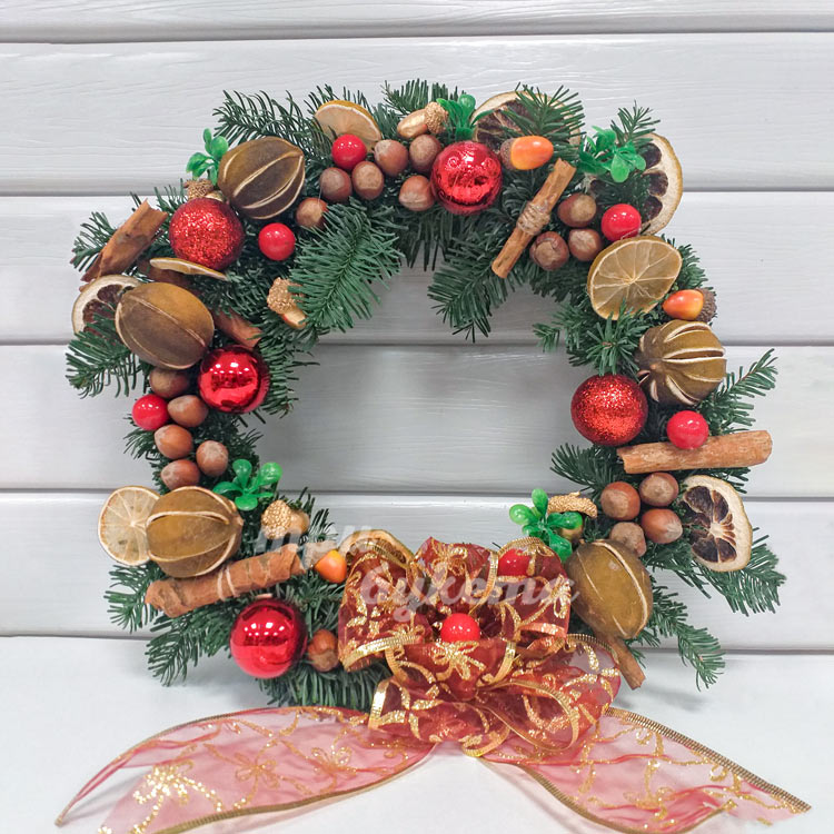 Новогодний венок с бантом и шарами