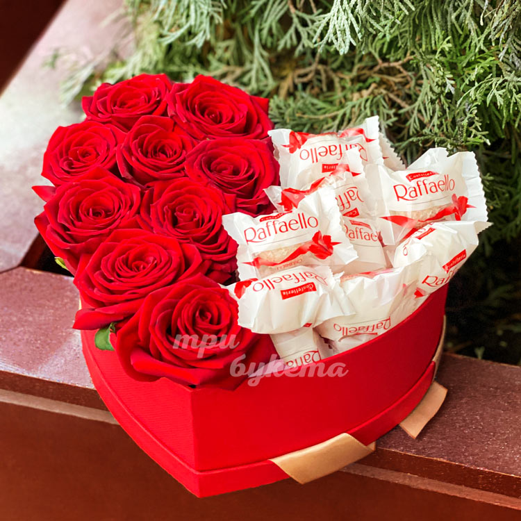 Розы и Raffaello в коробке сердце (на клумбе)