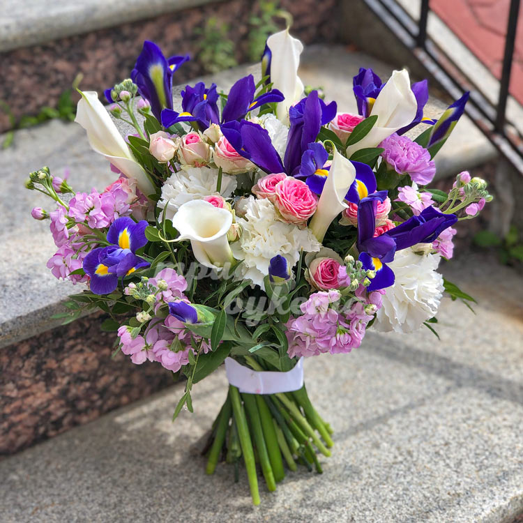 Букет из ирисов, гвоздик и маттиол (на лестнице)