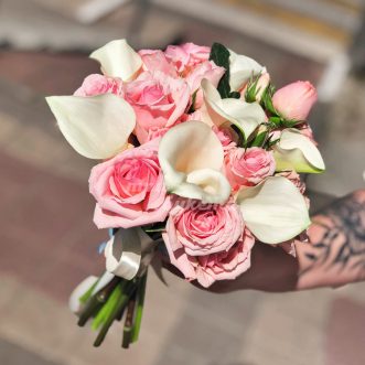 Букет из калл и кустовых роз