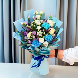 Букет голубых гвоздик с эустомами