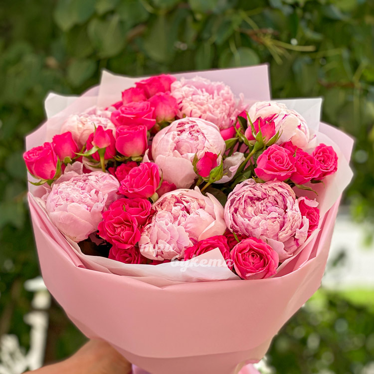 Розовый букет пионов и кустовых роз (крупный план)