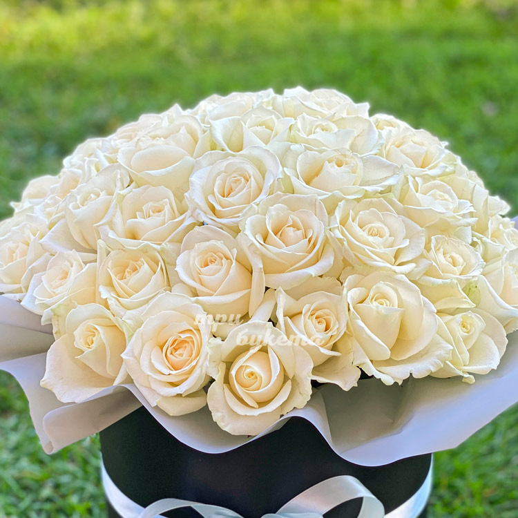 Шляпная коробка 45 белых роз (крупный план)