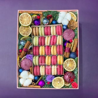 Яркий новогодний подарок с макарунами Яркий новогодний подарок с макарунами