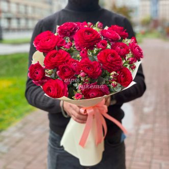 Букет красных ранункулюсов с эвкалиптом Букет красных ранункулюсов с эвкалиптом