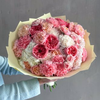 Букет розовых пионовидных и кустовых роз