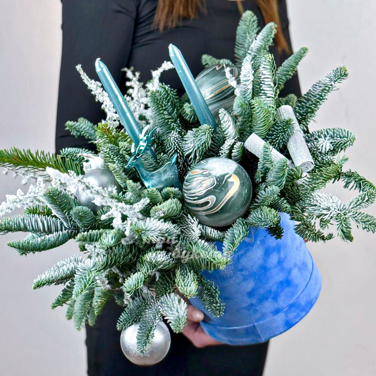 Новогодняя коробка с шариками и декором (в руках флориста)