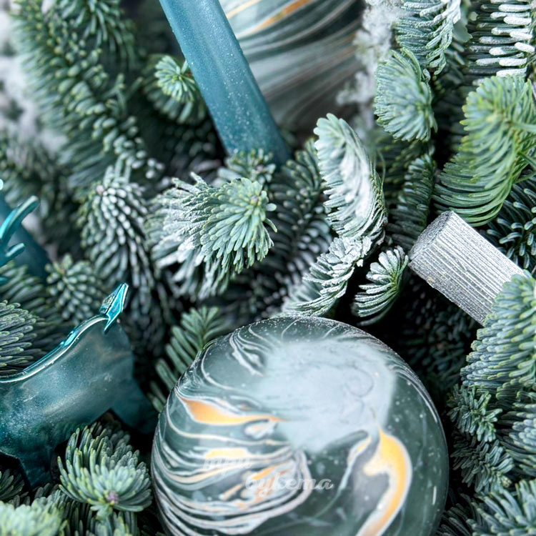 Новогодняя коробка с шариками и декором (крупный план)